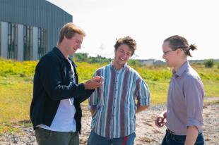 3 IDCORE Researchers chatting at the beach